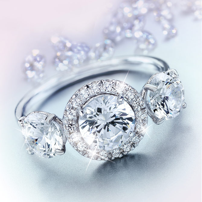 Anel “Para Sempre”: 18 diamantes de talhe brilhante engastados em “pavé”